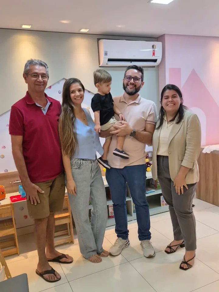 Dra. Hanna Emile com a família de um paciente no consultório